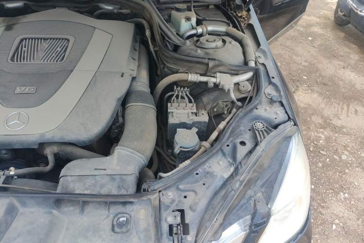 Used Mercedes-Benz E-Class 2010 E 300 L Fashion Model Engine Bay Left