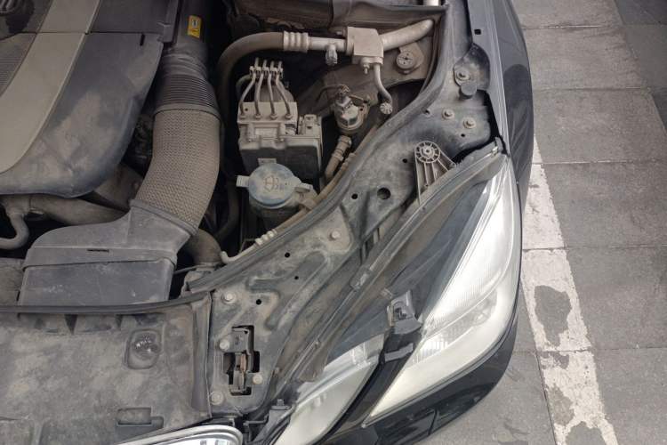Used Mercedes-Benz E-Class 2010 E 300 L Fashion Model Engine Bay Left