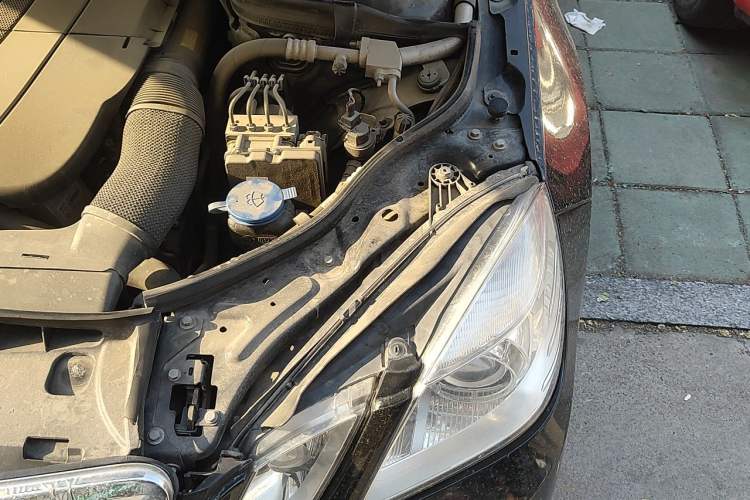 Used Mercedes-Benz E-Class 2010 E 300 L Fashion Model Engine Bay Left