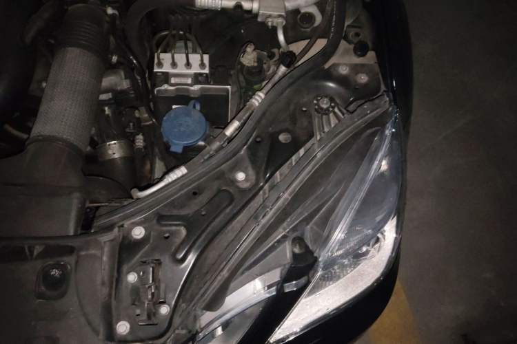 Used Mercedes-Benz E-Class 2010 E 200 CGI Elegant Model Engine Bay Left