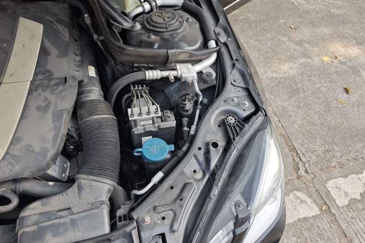 Used Mercedes-Benz E-Class 2010 E 300 L Fashion Model Engine Bay Left