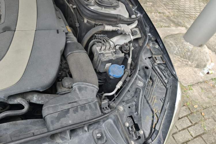 Used Mercedes-Benz E-Class 2010 E 300 L Fashion Model Engine Bay Left