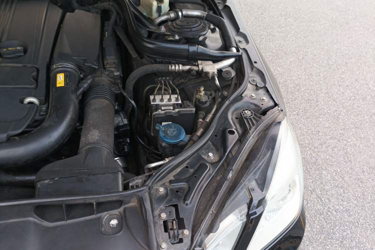 Used Mercedes-Benz E-Class 2010 E 200 CGI Elegant Model Engine Bay Left