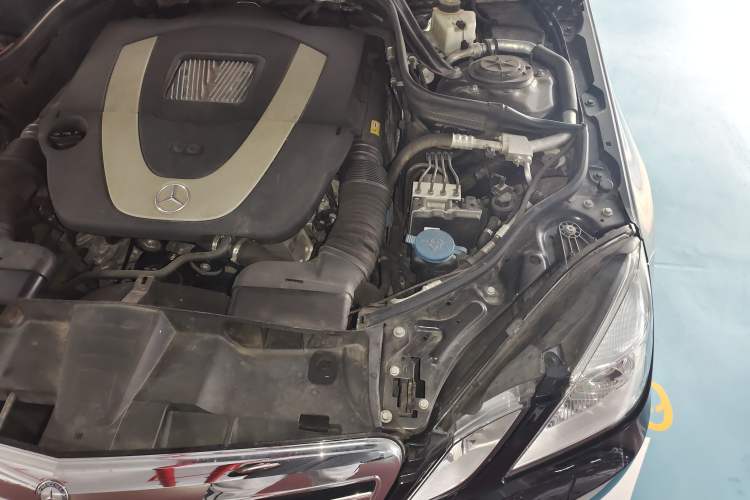 Used Mercedes-Benz E-Class 2010 E 300 Fashion Luxury Edition Engine Bay Left