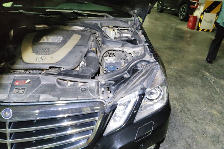 Used Mercedes-Benz E-Class 2010 E 300 L Fashion Model Engine Bay Left