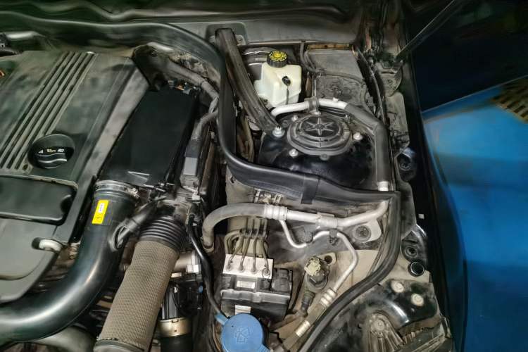 Used Mercedes-Benz E-Class 2010 E 260 CGI Fashion Model Engine Bay Left
