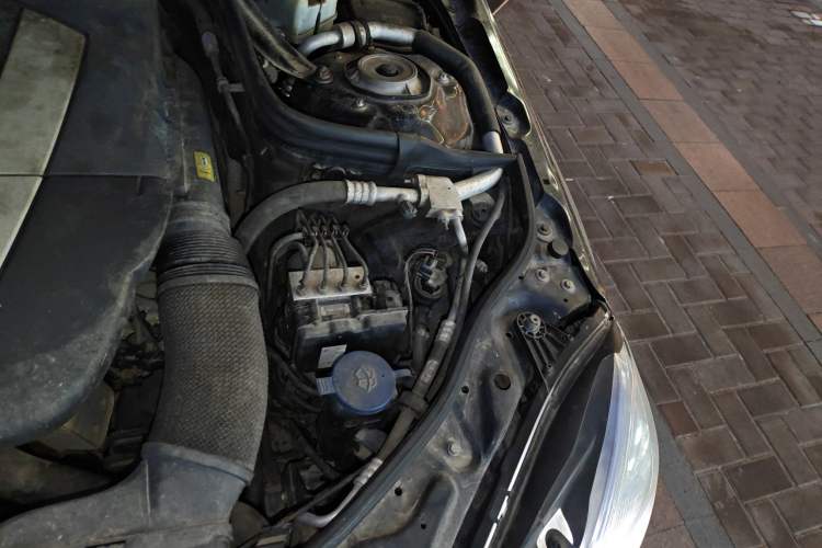 Used Mercedes-Benz E-Class 2010 E 300 L Fashion Model Engine Bay Left