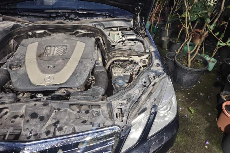 Used Mercedes-Benz E-Class 2010 E 300 L Fashion Model Engine Bay Left