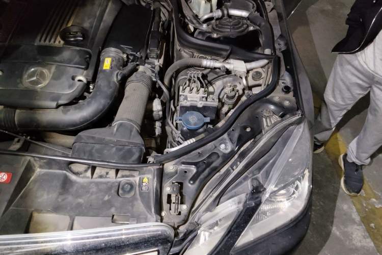 Used Mercedes-Benz E-Class 2010 E 200 CGI Elegant Model Engine Bay Left