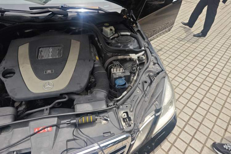 Used Mercedes-Benz E-Class 2010 E 300 L Fashion Model Engine Bay Left