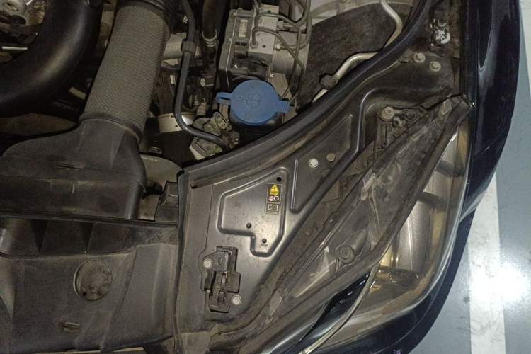 Used Mercedes-Benz E-Class 2010 E 260 CGI Coupe Engine Bay Left