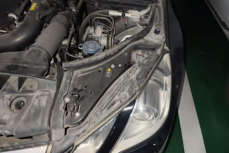Used Mercedes-Benz E-Class 2010 E 260 CGI Coupe Engine Bay Left