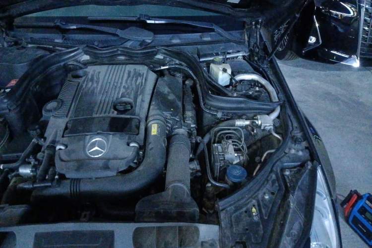 Used Mercedes-Benz E-Class 2010 E 260 CGI Coupe Engine Bay Left