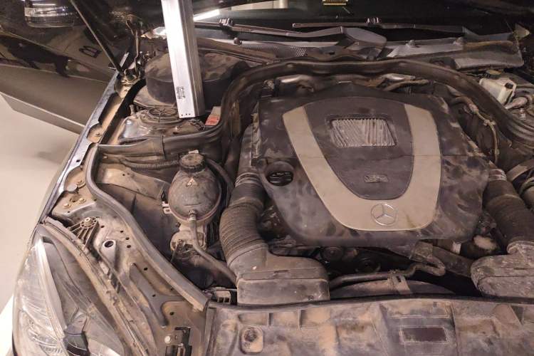 Used Mercedes-Benz E-Class 2010 E 300 L Fashion Model Engine Bay Right