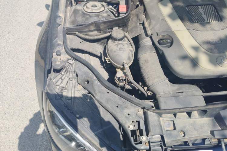 Used Mercedes-Benz E-Class 2010 E 300 L Fashion Model Engine Bay Right
