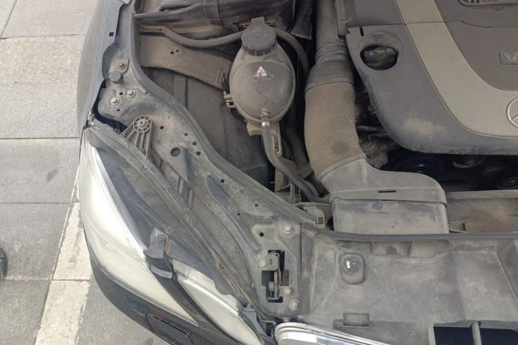 Used Mercedes-Benz E-Class 2010 E 300 L Fashion Model Engine Bay Right