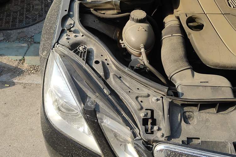 Used Mercedes-Benz E-Class 2010 E 300 L Fashion Model Engine Bay Right