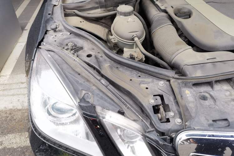 Used Mercedes-Benz E-Class 2010 E 300 L Fashion Model Engine Bay Right