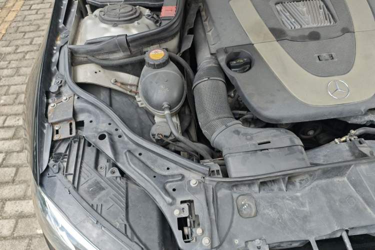 Used Mercedes-Benz E-Class 2010 E 300 L Fashion Model Engine Bay Right