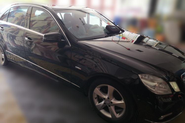 Used Mercedes-Benz E-Class 2010 E 200 CGI Elegant Model Front Right 45 Deg
