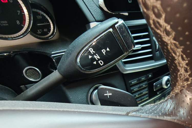 Used Mercedes-Benz E-Class 2010 E 300 L Fashion Model Gear Lever