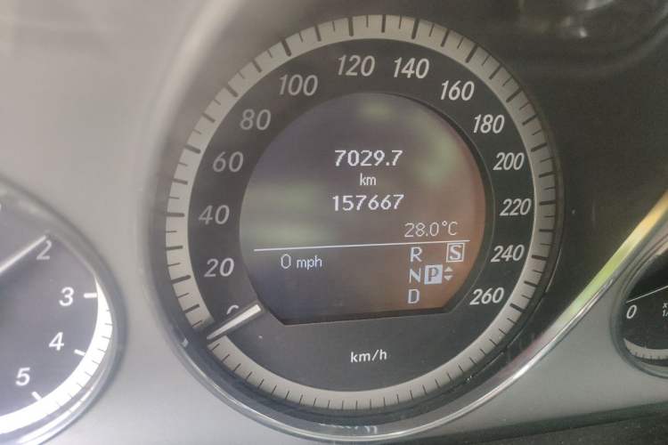 Used Mercedes-Benz E-Class 2010 E 300 L Fashion Model Odometer Close Up