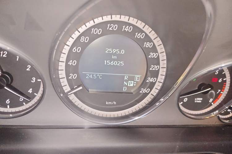 Used Mercedes-Benz E-Class 2010 E 300 L Fashion Model Odometer Close Up