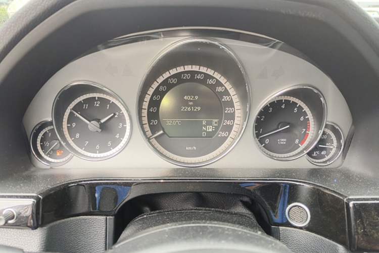Used Mercedes-Benz E-Class 2010 E 300 L Fashion Model Odometer Close Up