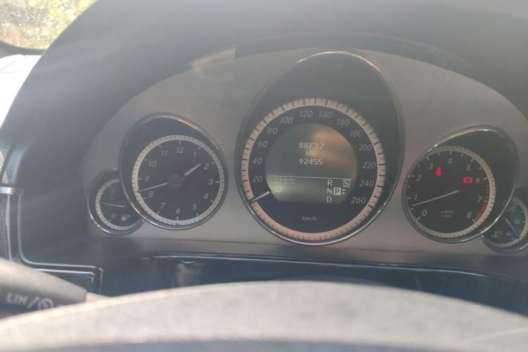 Used Mercedes-Benz E-Class 2010 E 300 L Fashion Model Odometer Close Up