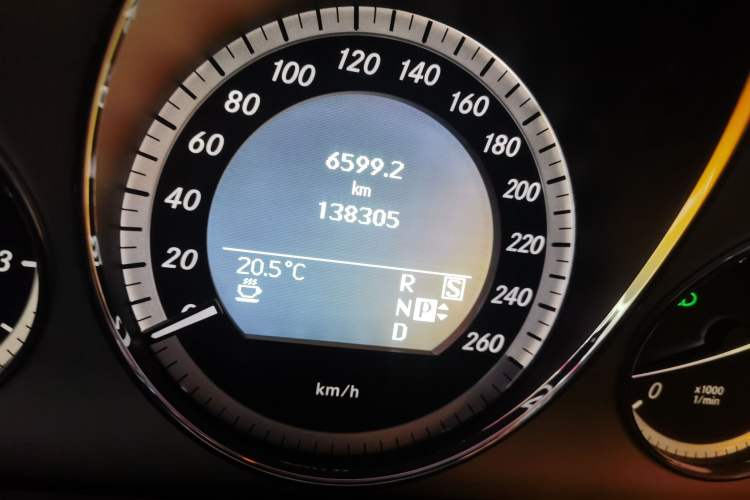 Used Mercedes-Benz E-Class 2010 E 300 L Fashion Model Odometer Close Up
