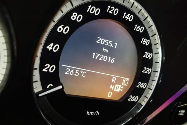 Used Mercedes-Benz E-Class 2010 E 300 L Fashion Model Odometer Close Up