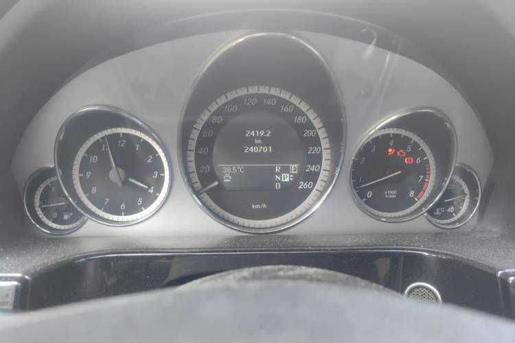 Used Mercedes-Benz E-Class 2010 E 300 L Fashion Model Odometer Close Up