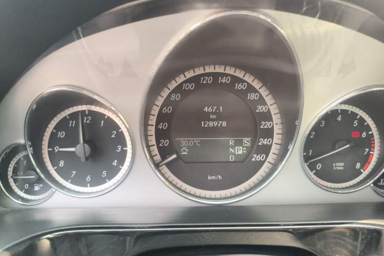 Used Mercedes-Benz E-Class 2010 E 300 L Fashion Model Odometer Close Up