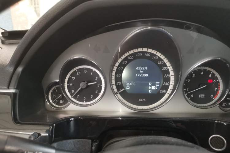 Used Mercedes-Benz E-Class 2010 E 300 L Fashion Model Odometer Close Up