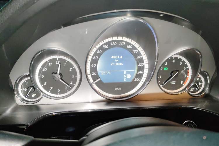 Used Mercedes-Benz E-Class 2010 E 300 L Fashion Model Odometer Close Up