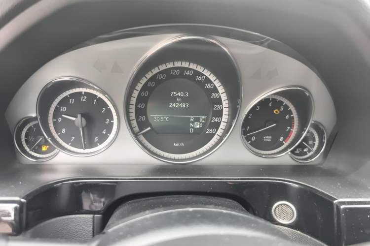 Used Mercedes-Benz E-Class 2010 E 300 L Fashion Model Odometer Close Up