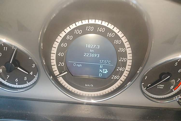 Used Mercedes-Benz E-Class 2010 E 300 L Fashion Model Odometer Close Up