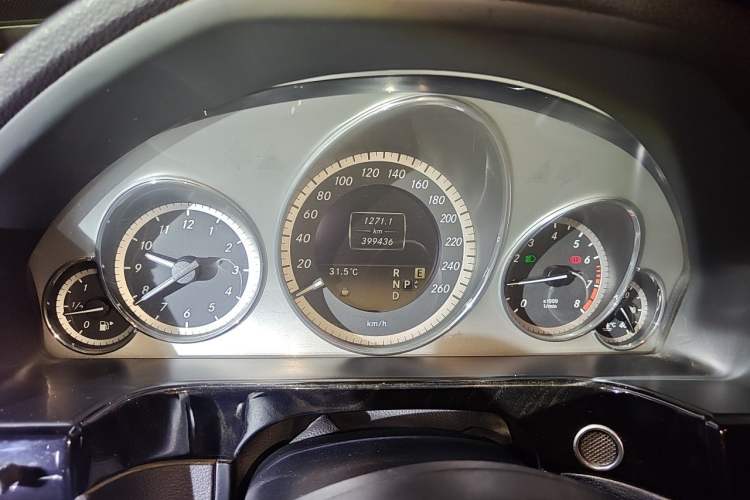 Used Mercedes-Benz E-Class 2010 E 300 L Fashion Model Odometer Close Up