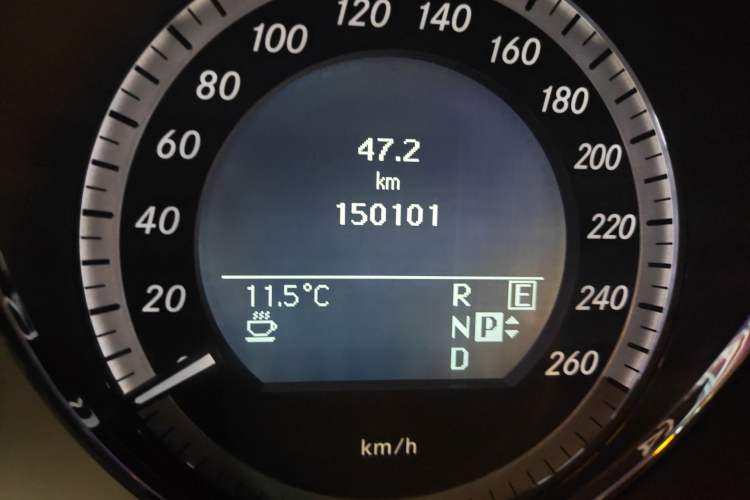 Used Mercedes-Benz E-Class 2010 E 300 L Fashion Model Odometer Close Up