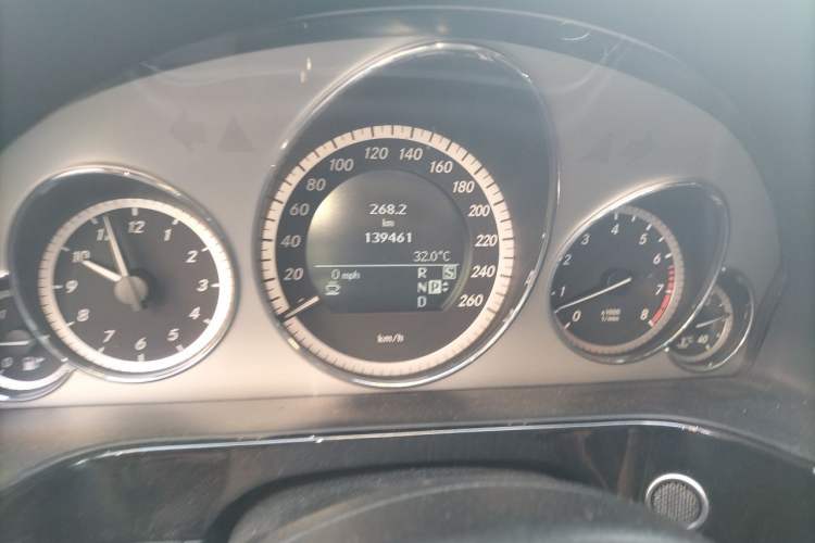 Used Mercedes-Benz E-Class 2010 E 300 L Fashion Model Odometer Close Up