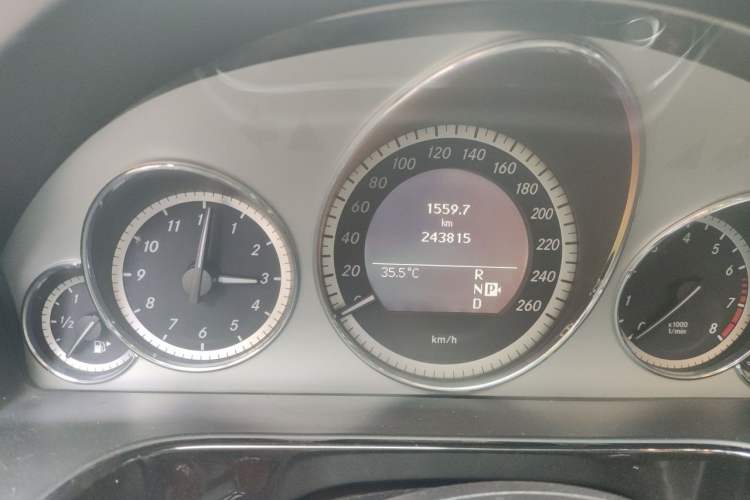 Used Mercedes-Benz E-Class 2010 E 300 L Fashion Model Odometer Close Up