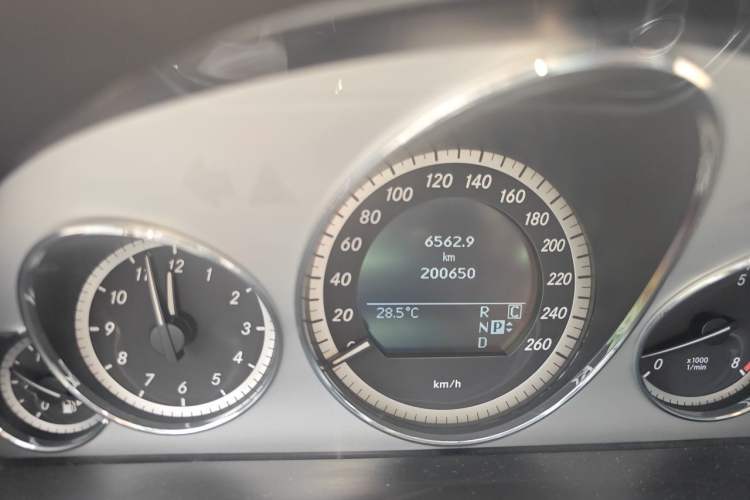 Used Mercedes-Benz E-Class 2010 E 300 L Fashion Model Odometer Close Up