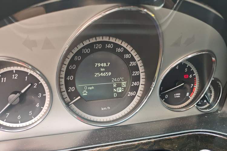 Used Mercedes-Benz E-Class 2010 E 300 L Fashion Model Odometer Close Up