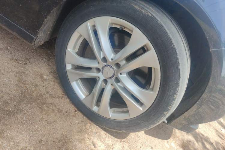 Used Mercedes-Benz E-Class 2010 E 300 L Fashion Model Right Front Wheel Hub