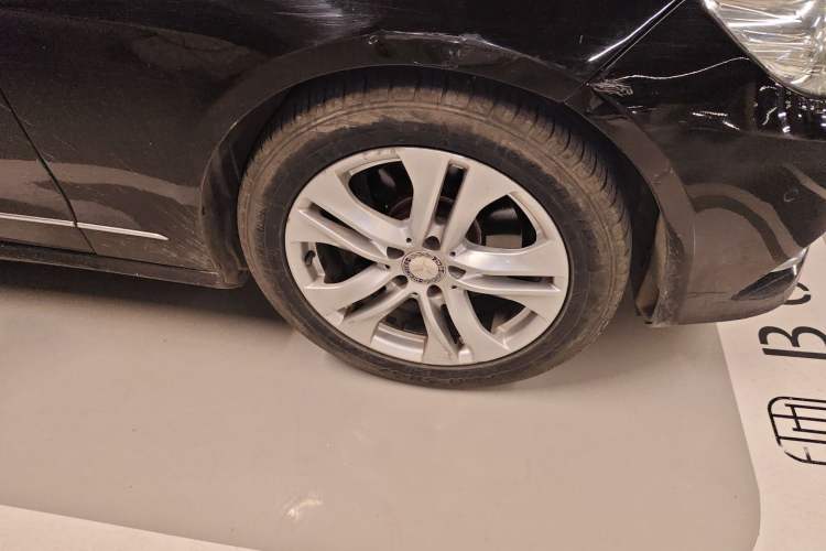 Used Mercedes-Benz E-Class 2010 E 300 L Fashion Model Right Front Wheel Hub