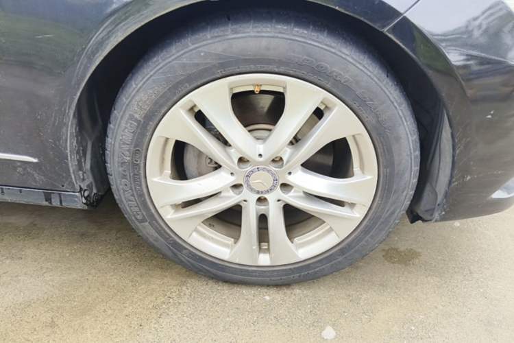 Used Mercedes-Benz E-Class 2010 E 300 L Fashion Model Right Front Wheel Hub