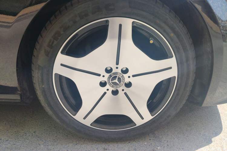 Used Mercedes-Benz E-Class 2010 E 300 L Fashion Model Right Front Wheel Hub