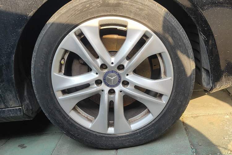 Used Mercedes-Benz E-Class 2010 E 300 L Fashion Model Right Front Wheel Hub