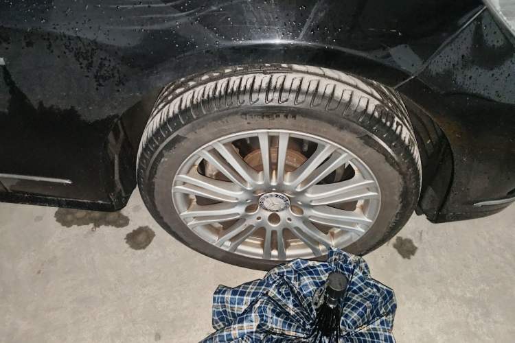 Used Mercedes-Benz E-Class 2010 E 200 CGI Elegant Model Right Front Wheel Hub