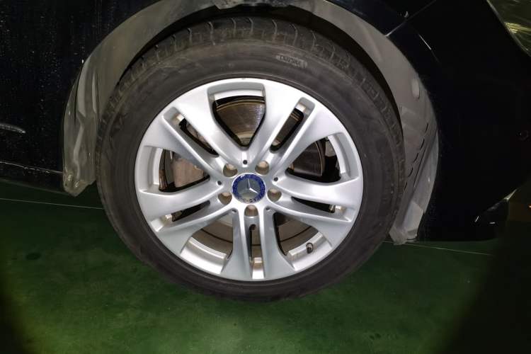 Used Mercedes-Benz E-Class 2010 E 300 L Fashion Model Right Front Wheel Hub